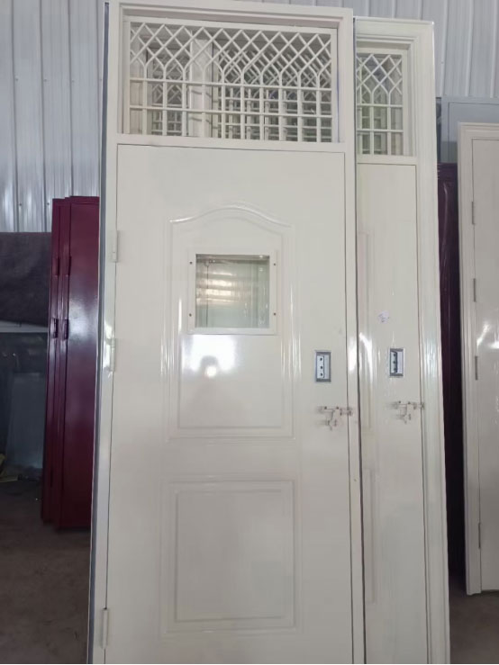 轮台学校教室门