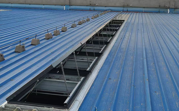 某城市大型商业综合体中庭轮台排烟窗工程